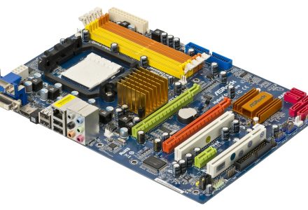 显卡金手指与主板 PCIe 插槽特写，金属触点反光清晰，展示装机大师兼容性检查中的接口核对细节